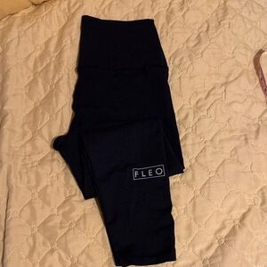 Fleo Black High-Waist Leggings